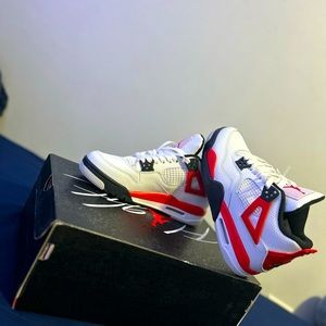 Jordan 4 Retro
Fire Red